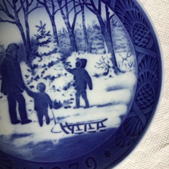 Royal Copenhagen Plate - 1979 Choosing The Christmas Tree - Denmark - Picture 5 of 7